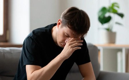 Мужчина склонил голову